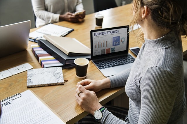 Mujer trabajando oficina ordenador